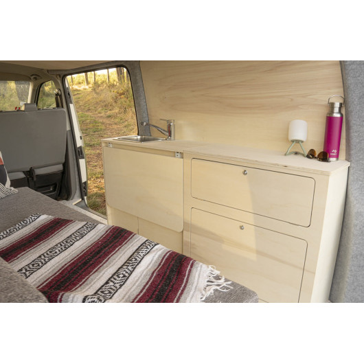 Meuble bois latéral grande table A3V2 Trafic 3 L2 Simple Vans - photo ambiance vue latérale depuis le van