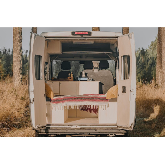 Kit cuisine Front Kitchen SIMPLE VANS - vue depuis l'arrière d'un fourgon aménagé à double porte
