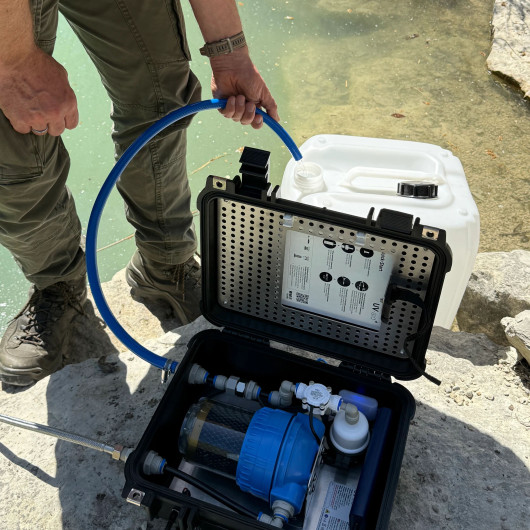 Kit de désinfection de l'eau portable UV-Aid+ WM AQUATEC | ECO remplissage bidon lac