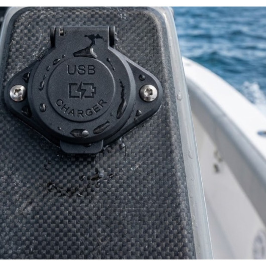 Prise USB en saillie étanche IP67 12V-24V - USB-A 36W et USB-C 30W - ÉNERGIE MOBILE- situation bateau