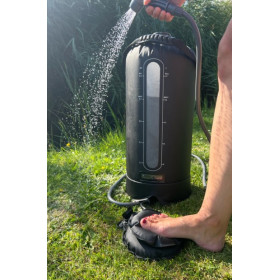 Douche solaire portable avec pompe à pied pour vanlife, bateau, camping et outdoor - en action