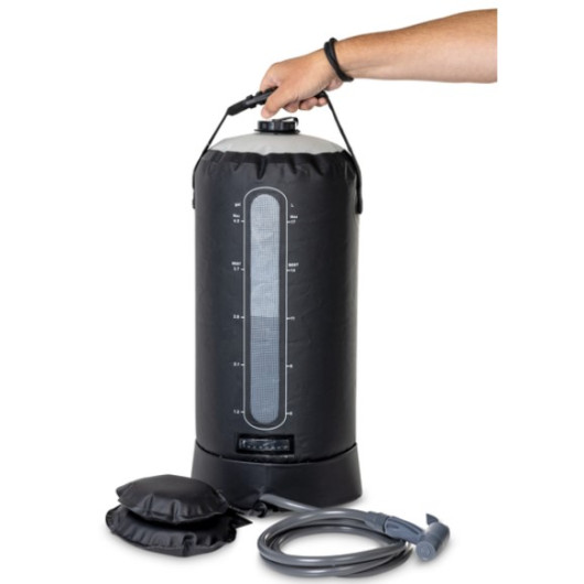 Douche solaire portable avec pompe à pied pour vanlife, bateau, camping - avec bras et main qui la porte