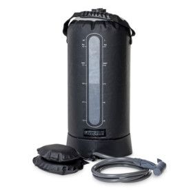 Douche solaire portable avec pompe à pied pour vanlife, bateau, camping et outdoor - en action
