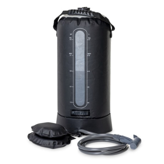 Douche solaire portable avec pompe à pied pour vanlife, bateau, camping et outdoor - mi rempli