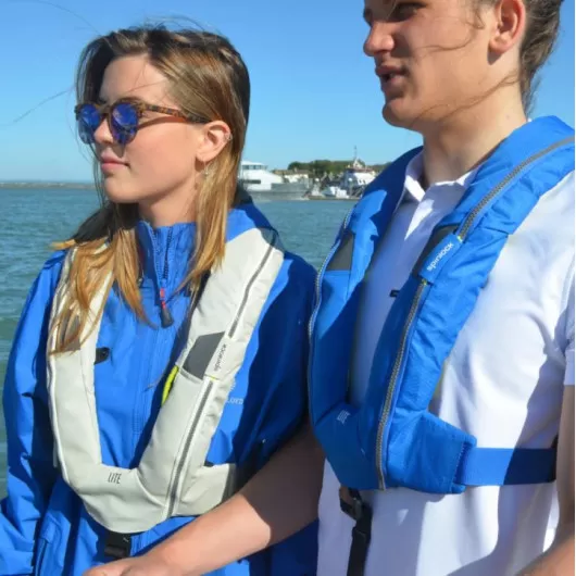 Gilet de sauvetage Deckvest lite SPINLOCK | Gilet automatique UML 5 | En action blanc et bleu