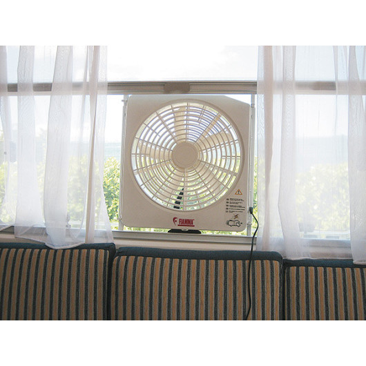 Turbo Kit Fiamma | Ventilateur 12V pour lanterneau camping-car, fourgon et caravane |sur une fenêtre