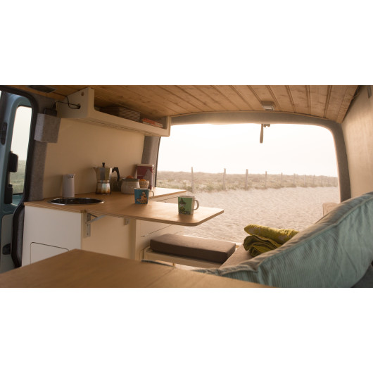 Meuble latéral avec table Simple Vans Universel | Kit aménagement bois van et fourgon | vue intérieure du van