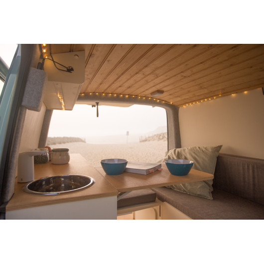 Meuble latérale avec table WV T5/T6 SIMPLE VANS | Kit aménagement bois pour van | vue intérieure du van aménagé