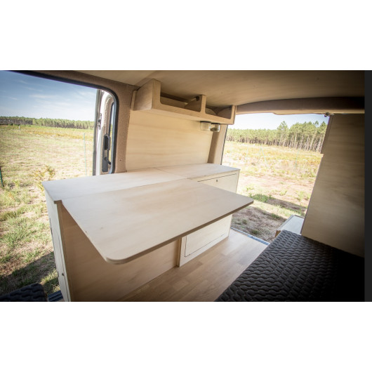 Meuble cuisine latéral avec table Simple Vans | Kit aménagement bois van en et fourgon |vue depuis l'intérieur