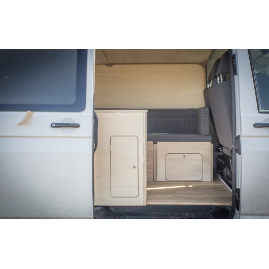 Meuble bois latéral XL + table Trafic 3 Simple Vans | Kit aménagement bois pour van | vue extérieure porte latérale