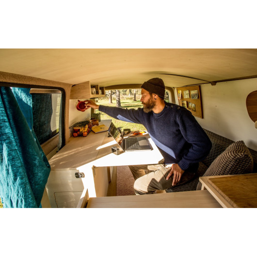 Meuble bois latéral XL + table Trafic 3 Simple Vans | Kit aménagement bois pour van | vue intérieure avec vanlifer