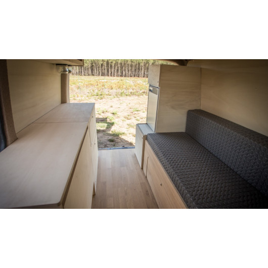 Meuble colonne arrière SIMPLE VANS Universel | Aménagement bois fourgon et van en kit | vue depuis l'intérieur