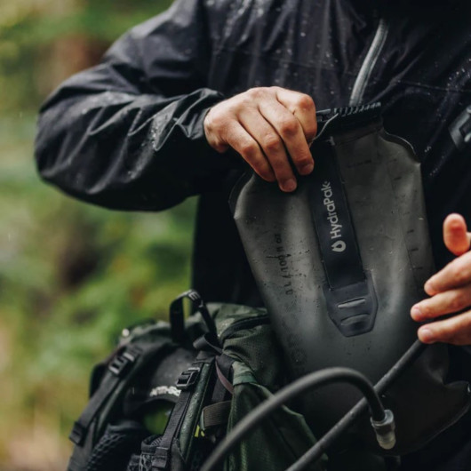 HYDRAPAK Réservoir FORCE Mammoth Grey - en action