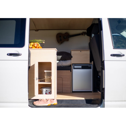 Meuble avant Simple Vans | Kit aménagement bois à monter pour van et fourgon | vue depuis porte latérale