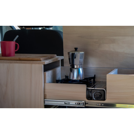 Meuble avant Simple Vans | Kit aménagement bois à monter pour van et fourgon | tiroir ouvert avec réchaud