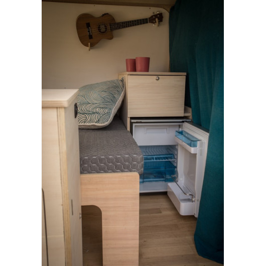 Meuble avant Simple Vans | Kit aménagement bois à monter pour van et fourgon | vue frigo avec porte ouverte