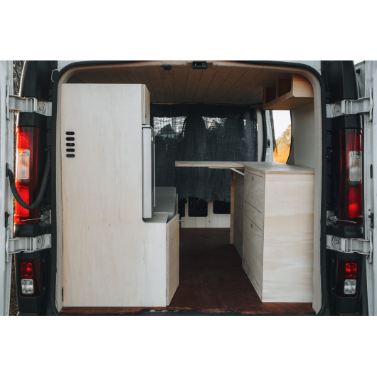 Kit aménagement Roamer universel Simplet Vans | pack meubles bois pour van et fourgon | vue arrière extrérieur du van