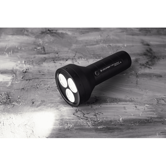 LEDLENSER Lampe de poche P18R Signature - lampe torche pour randonnée - lampe de poche puissante