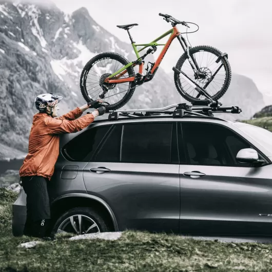 Porte-vélos sur roue montée UpRide de THULE - Porte-vélos sur toit pour van aménagé - voyage en voiture