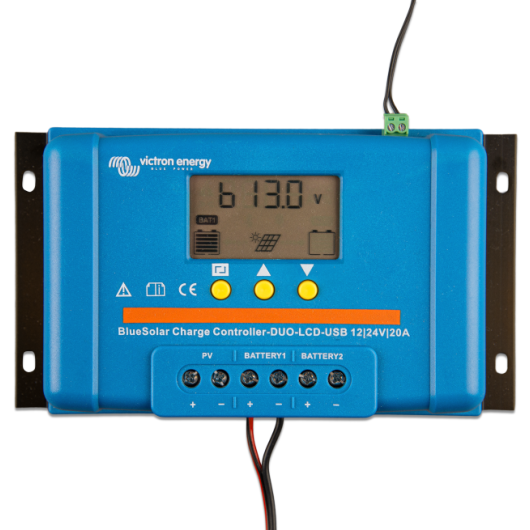 Régulateur de charge double sortie batterie auxiliaire et batterie moteur, VICTRON BlueSolar 12-24V-20A vu en situation