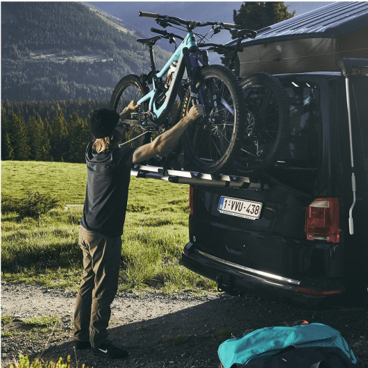 Porte-vélos sur hayon haut de gamme avec plateforme rehaussée dédiée pour Volkswagen T6 - THULE