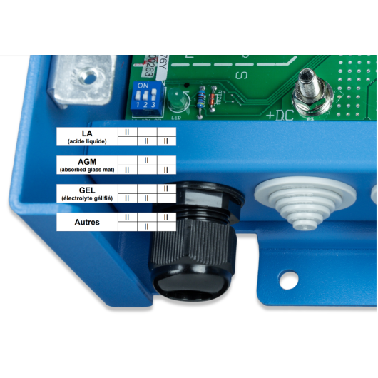 VICTRON Centaur 12/20, Chargeur de batterie 12V - 3 sorties, vu intérieur avec sélection de la technologie batterie.