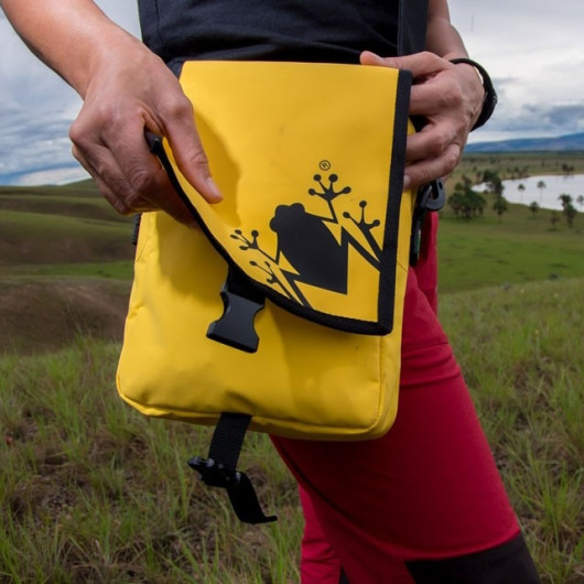 Sacs à bandoulière AMPHIBIOUS Frog - Bagagerie & sac étanche - Jaune - Vue en action 2