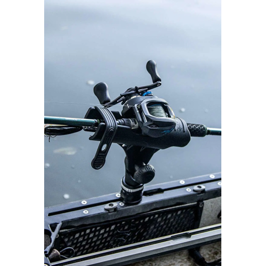 Porte-canne à pêche Rod Holder R Railblaza | Support de canne | Moulinet Batcasting en action