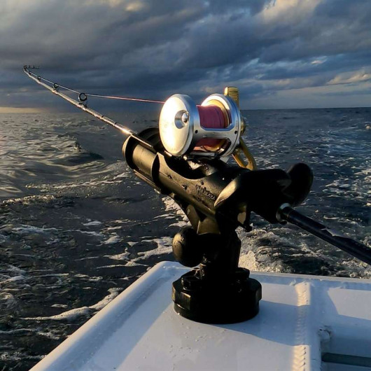 Porte-canne à pêche HEXX Rod Holder II Black avec HEXX Base Railblaza | Support de canne | En action avec canne baitcasting