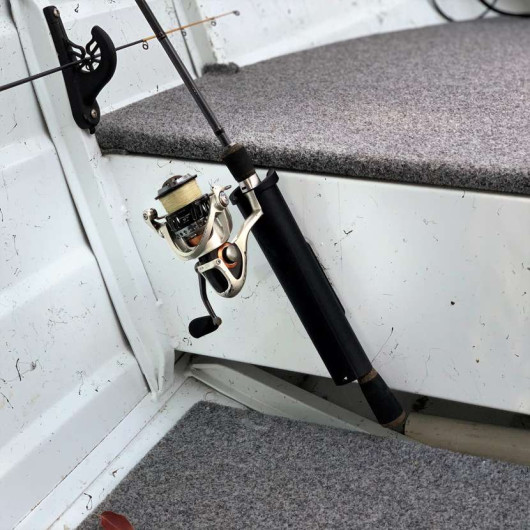 Porte-canne simple Railblaza RodStow | Porte-canne à pêche | Noir en action
