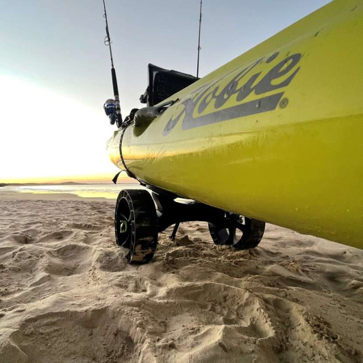 Chariot de transport Railblaza C-TUG | Accessoire transport pour kayak | Chariot avec SandTrakz Wheels en action à l'arrêt