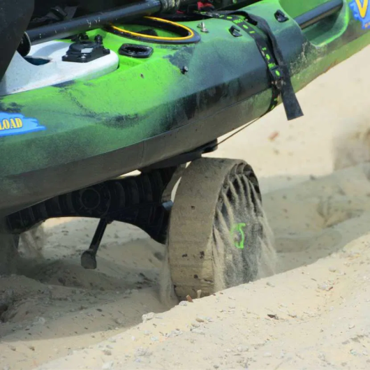 Chariot de transport Railblaza C-TUG | Accessoire transport pour kayak | Chariot avec SandTrakz Wheels en action dans le sable