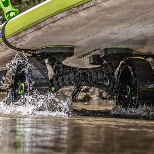Chariot de transport Railblaza C-TUG | Accessoire transport pour kayak | Chariot avec SandTrakz Wheelsen action dans l'eau