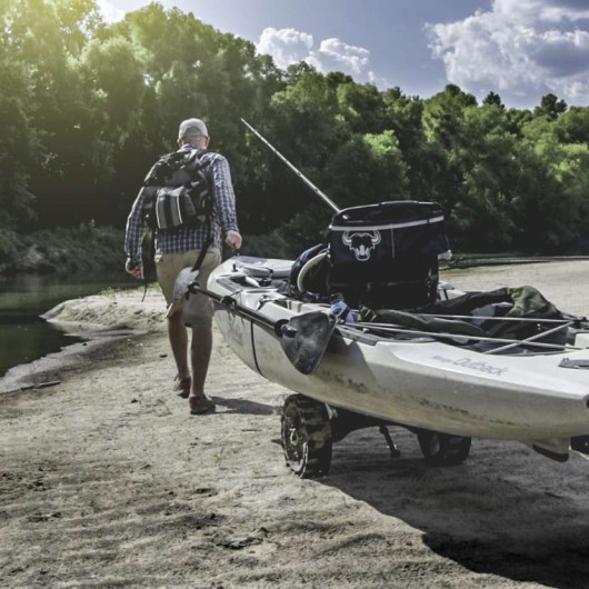 Chariot de transport Railblaza C-TUG | Accessoire transport pour kayak | Chariot avec SandTrakz Wheels en action