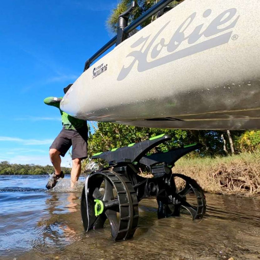 Chariot de transport Railblaza C-TUG R | Accessoire transport pour kayak | Chariot avec Kiwi Wheels en action dans l'eau