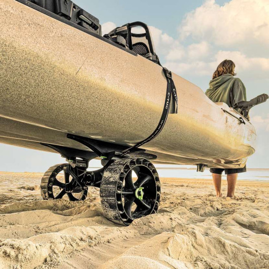 Chariot de transport Railblaza C-TUG R | Accessoire transport pour kayak | Chariot avec SandTrakz Wheels en action dans le sable