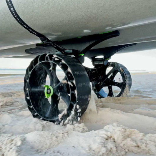 Chariot de transport Railblaza C-TUG R | Accessoire transport pour kayak | Chariot avec SandTrakz Wheels en action dans le sable