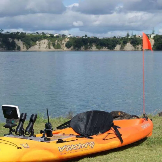 Pavillon orange Railblaza sur mât de 91 cm | Armement de sécurité | En action sur kayak