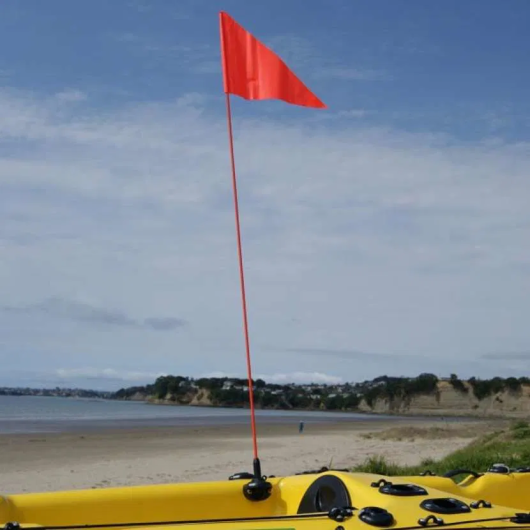 Pavillon orange Railblaza sur mât de 91 cm | Armement de sécurité | En action sur kayak