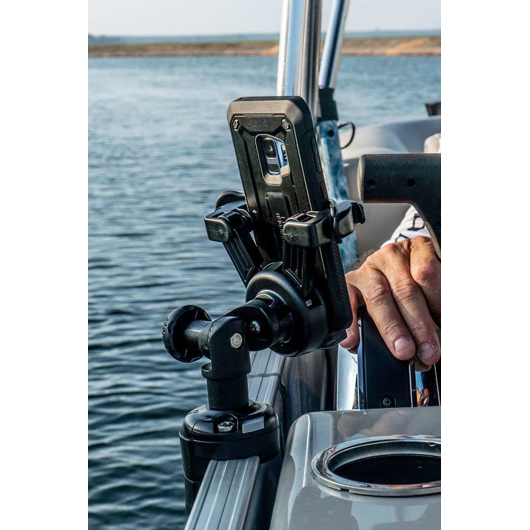 Support Railblaza MobiDevice smartphone/VHF ajustable | Accessoire VHF | Support en action sur rail avec téléphone