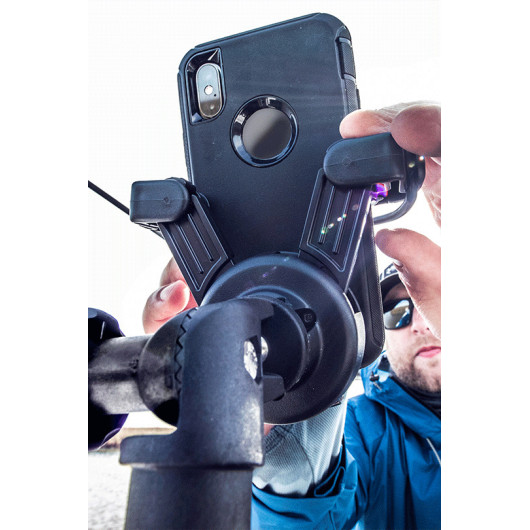 Support Railblaza MobiDevice smartphone/VHF ajustable | Accessoire VHF | Support en action avec téléphone VUE DE DOS
