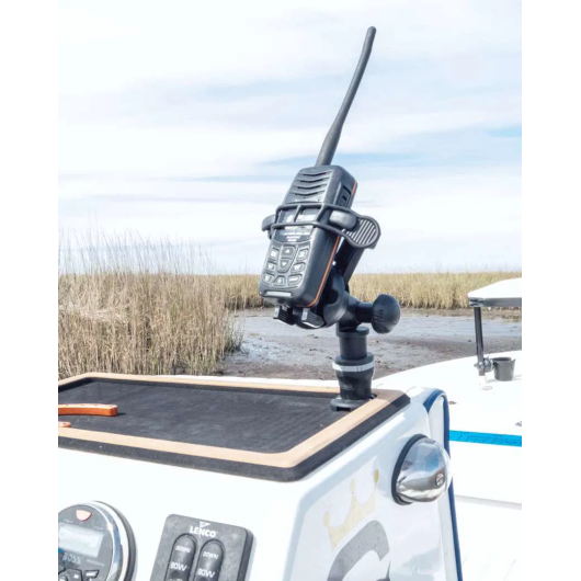 Support Railblaza MobiDevice smartphone/VHF ajustable | Accessoire VHF | Support en action sur console avec VHF