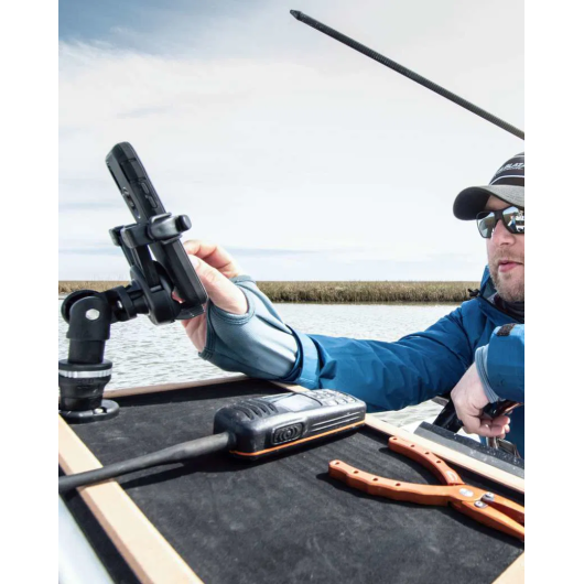 Support Railblaza MobiDevice smartphone/VHF ajustable | Accessoire VHF | Support en action avec téléphone VUE DE CÔTÉ
