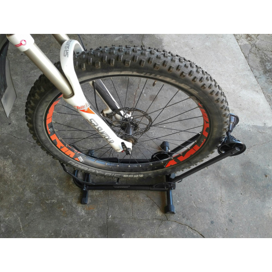 Support de vélo pour soute camping-car REIMO | installation porte-vélo électrique | version pneus larges 5''