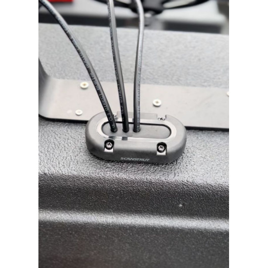 Passe-câble DS-Multi-P-BLK vertical Scanstrut | Passe-câble étanche pour bateau ou véhicule aménagé | En situation
