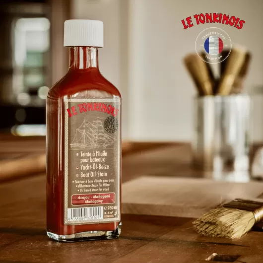 Huile à teinter pour bois Le Tonkinois 250 ml | Teinte acajou | En action