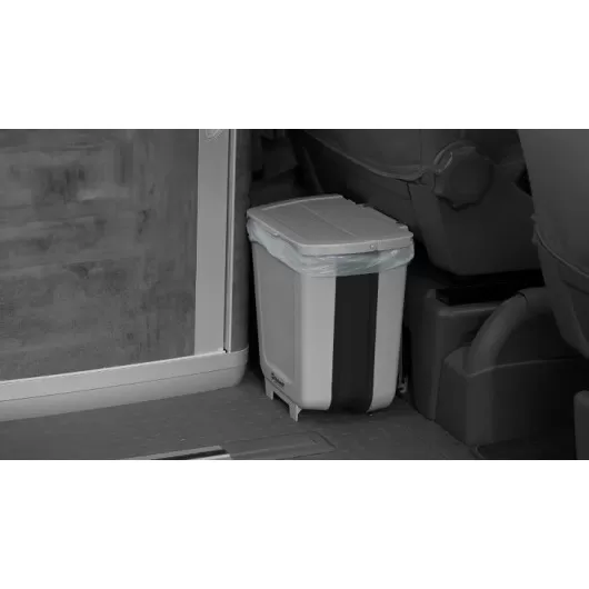 Collaps Vantrash poubelle pliable 8L Outwell pour van, fourgon aménagé et bateau | installée au sol du véhicule