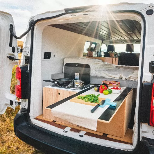 Kit meubles amovible pour Jumpy Expert 3 XS de Combeing | Aménagement van aménagé et fourgon utilitaire | Table CP Bakélisé