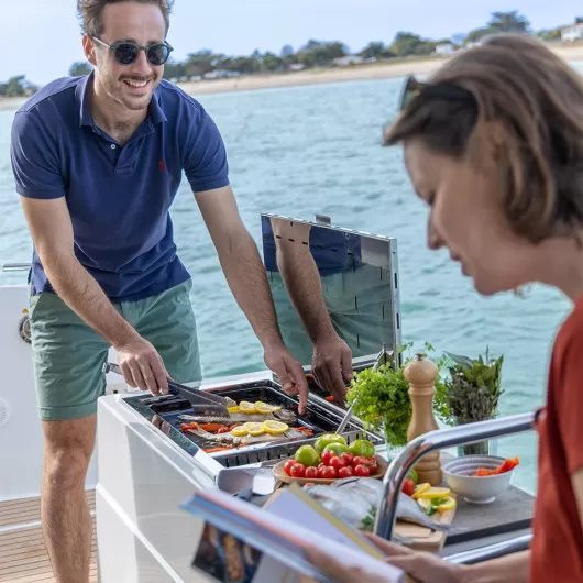 Plancha gaz avec couvercle Antigua ENO | Barbecue & plancha bateau à voile ou catamaran de croisière | intégration cockpit