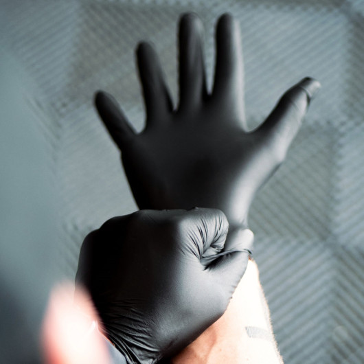 Boite de 100 gants Car System nitrile noir | Protection des mains |  En action